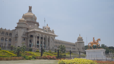 Exterior-Del-Edificio-De-La-Asamblea-Legislativa-Vidhana-Soudha-En-Bangalore,-India-2