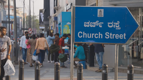 Signo-De-Church-Street-En-El-Distrito-De-Negocios-De-Bangalore,-India-Con-Gente-2