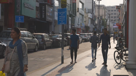 Belebte-Straße-Mit-Menschen-Und-Verkehr-In-Bangalore,-Indien