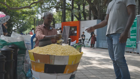 Straßenhändler,-Der-Snacks-Vor-Dem-Eingang-Zum-Erholungsgebiet-Jawahar-Bal-Bhavana-In-Bangalore,-Indien,-Verkauft