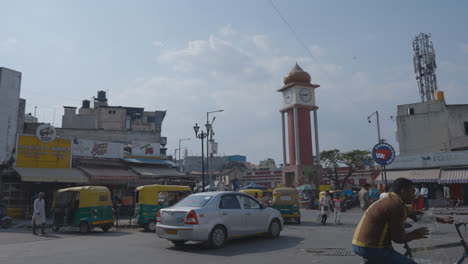 Chandni-Chow-Viertel-In-Bangalore,-Indien-Mit-Uhrturm-Und-Geschäften