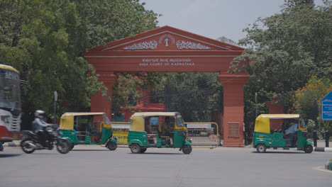 Eingang-Zum-Gebäude-Der-Gesetzgebenden-Versammlung-Vidhana-Soudha-In-Bangalore,-Indien-Mit-Verkehr