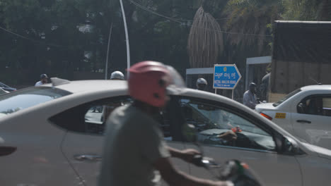Tráfico-Intenso-En-La-Rotonda-De-Bangalore,-India,-Con-Coches,-Taxis-Y-Motos.