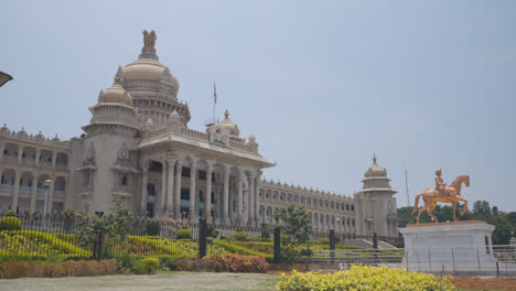 Exterior-Del-Edificio-De-La-Asamblea-Legislativa-Vidhana-Soudha-En-Bangalore,-India-3