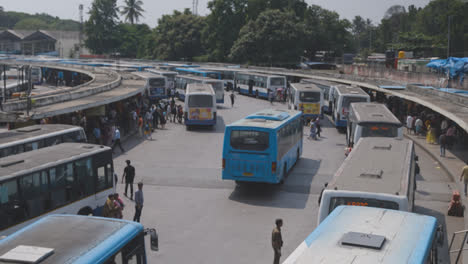 Ocupada-Y-Majestuosa-Parada-De-Autobús-En-Bangalore,-India