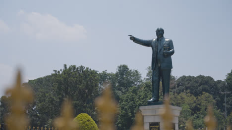 Statue-Von-Dr.-Br-Ambedkar-Vor-Dem-Gebäude-Der-Gesetzgebenden-Versammlung-Vidhana-Soudha-In-Bangalore,-Indien