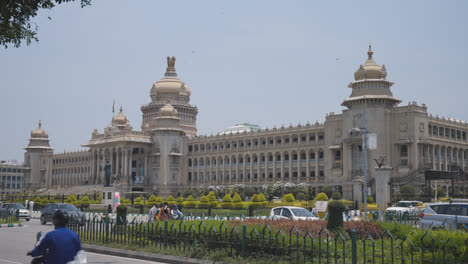 Exterior-Del-Edificio-De-La-Asamblea-Legislativa-Vidhana-Soudha-En-Bangalore,-India