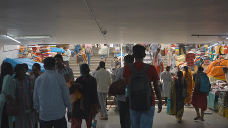 Mercado-Callejero-Debajo-De-La-Majestuosa-Parada-De-Autobús-En-Bangalore,-India