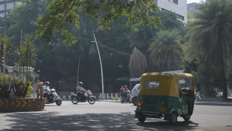 Tráfico-Intenso-En-La-Rotonda-De-Bangalore,-India,-Con-Coches,-Taxis-Y-Motos