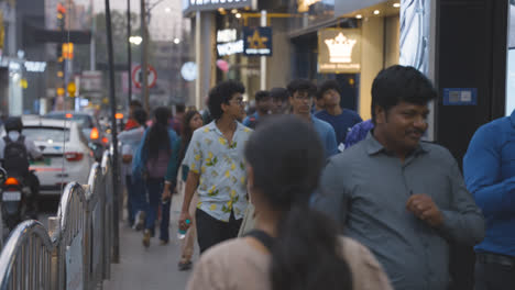 Belebte-Straße-Mit-Menschen-Und-Verkehr-In-Bangalore,-Indien-1