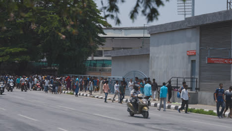 Calle-Muy-Transitada-Con-Tráfico-Y-Peatones-En-Bangalore,-India,-Con-Coches,-Motos-Y-Scooters.
