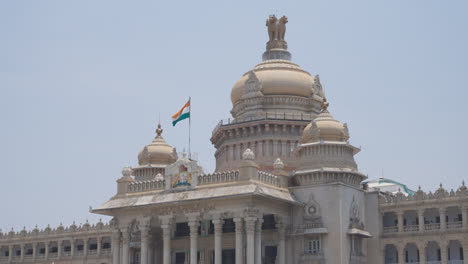 Primer-Plano-Que-Muestra-El-Exterior-Del-Edificio-De-La-Asamblea-Legislativa-Vidhana-Soudha-En-Bangalore,-India