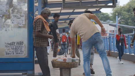Vendedores-Ambulantes-Vendiendo-Bocadillos-En-La-Concurrida-Y-Majestuosa-Parada-De-Autobús-En-Bangalore,-India
