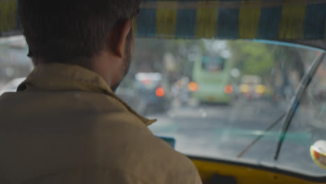 Vista-Del-Pasajero-Del-Hombre-Conduciendo-Un-Taxi-Rickshaw-A-Lo-Largo-De-La-Calle-En-Bangalore,-India-2