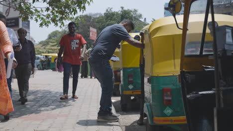 Línea-De-Taxis-Auto-Rickshaw-Con-Pasajeros-Estacionados-En-La-Calle-En-Bangalore,-India
