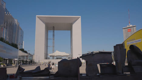 Außenansicht-Der-Arche-De-La-Défense-Im-Geschäftsviertel-Von-Paris,-Frankreich,-Mit-Skulptur-Im-Vordergrund