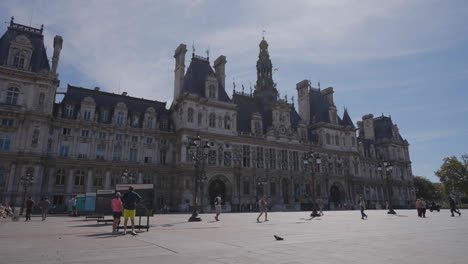 Exterior-Of-Hotel-De-Ville-In-Paris-France-With-Tourists-In-Slow-Motion-4