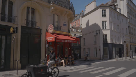 Exterior-De-Un-Bar-En-El-Distrito-De-Marais-De-París,-Francia,-Filmado-En-Cámara-Lenta.