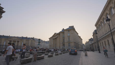 Außenansicht-Des-Pantheon-Denkmals-In-Paris,-Frankreich,-Mit-Touristen,-Aufgenommen-In-Zeitlupe-1