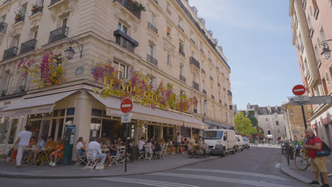 Exterior-Of-Restaurant-In-Marais-District-Of-Paris-France-Busy-With-Tourists