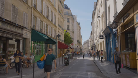 Marais-District-Of-Paris-France-Busy-With-Shops-Bars-Restaurants-And-Tourists-8