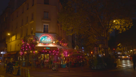 Geschäfte,-Cafés-Und-Restaurants-Im-5.-Arrondissement-In-Paris,-Frankreich-Bei-Nacht-2
