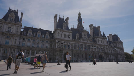 Exterior-Of-Hotel-De-Ville-In-Paris-France-With-Tourists-In-Slow-Motion-3