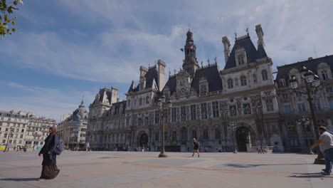 Exterior-Of-Hotel-De-Ville-In-Paris-France-With-Tourists-In-Slow-Motion