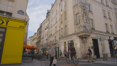 Marais-District-Of-Paris-France-Busy-With-Shops-Bars-Restaurants-And-Tourists