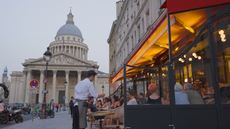 Außenansicht-Des-Pantheons-In-Paris,-Frankreich,-Mit-Bar-Oder-Restaurant-Im-Vordergrund,-Aufgenommen-In-Zeitlupe-1