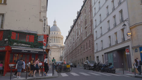 Außenansicht-Des-Pantheons-In-Paris,-Frankreich,-Mit-Restaurant-Im-Vordergrund,-Aufgenommen-In-Zeitlupe