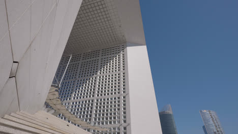 Die-Arche-De-La-Défense-Im-Geschäftsviertel-Von-Paris,-Frankreich,-Mit-Wolkenkratzern-Und-Menschen,-Die-In-Zeitlupe-Aufgenommen-Wurden-1
