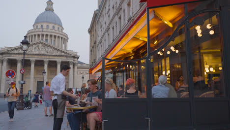 Außenansicht-Des-Pantheons-In-Paris,-Frankreich,-Mit-Bar-Oder-Restaurant-Im-Vordergrund,-Aufgenommen-In-Zeitlupe