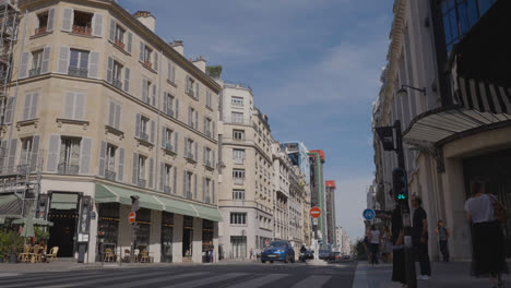 Verkehr-Und-Touristen-Auf-Der-Rue-De-Rivoli-In-Paris,-Frankreich
