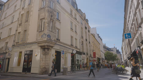 Marais-District-Of-Paris-France-Busy-With-Shops-Bars-Restaurants-And-Tourists-1