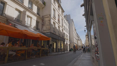 Marais-District-Of-Paris-France-Busy-With-Shops-Bars-Restaurants-And-Tourists-2