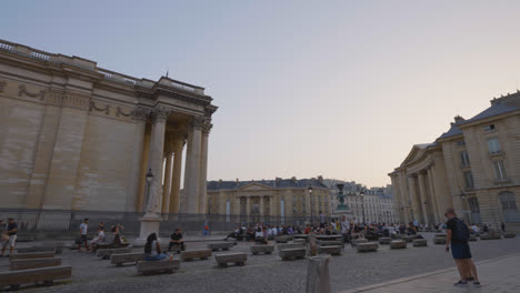 Außenansicht-Des-Pantheon-Denkmals-In-Paris,-Frankreich,-Mit-Touristen,-Aufgenommen-In-Zeitlupe