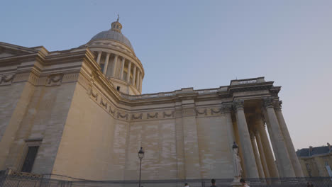 Außenansicht-Des-Pantheon-Denkmals-In-Paris,-Frankreich,-Mit-Touristen,-Aufgenommen-In-Zeitlupe-2