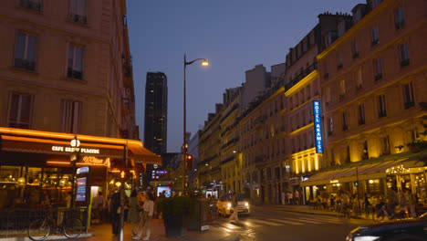 Geschäfte,-Cafés-Und-Restaurants-Im-5.-Arrondissement-In-Paris,-Frankreich-Bei-Nacht-1