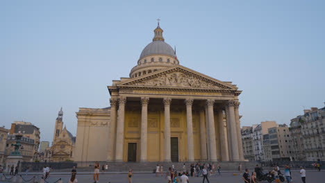 Weitwinkel-Außenansicht-Des-Pantheon-Denkmals-In-Paris,-Frankreich,-Mit-Touristen,-Aufgenommen-In-Zeitlupe