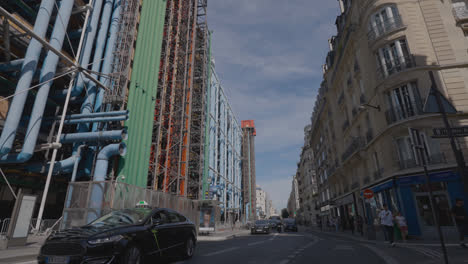 Außenansicht-Des-Kunstzentrums-Pompidou-In-Paris,-Frankreich,-Mit-Verkehr-Und-Touristen-In-Zeitlupe