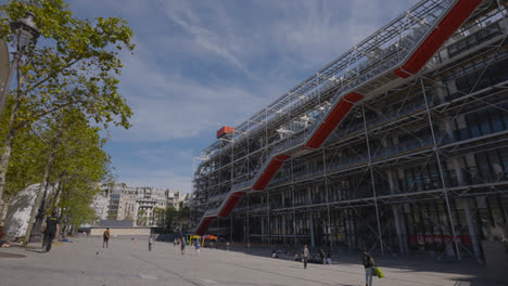 Außenansicht-Des-Kunstzentrums-Pompidou-In-Paris,-Frankreich,-Mit-Touristen-In-Zeitlupe
