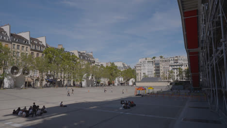 Touristen-Auf-Dem-Platz-Vor-Dem-Kunstzentrum-Pompidou-In-Paris,-Frankreich-In-Zeitlupe