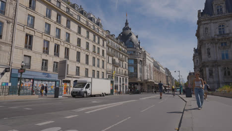 Tráfico-Y-Ciclistas-En-La-Rue-De-Rivoli-En-París-Francia