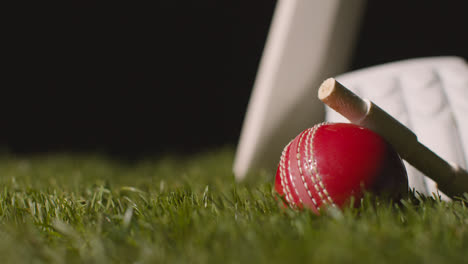 Cricket-Stillleben-Mit-Nahaufnahme-Von-Im-Gras-Liegenden-Schlägerballbügeln-Und-Handschuhen-7