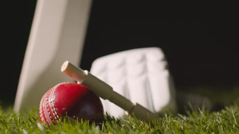 Cricket-Stillleben-Mit-Nahaufnahme-Von-Im-Gras-Liegenden-Schlägerballbügeln-Und-Handschuhen-2