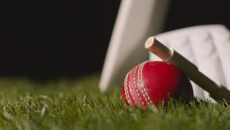 Cricket-Stillleben-Mit-Nahaufnahme-Von-Im-Gras-Liegenden-Schlägerballbügeln-Und-Handschuhen-6
