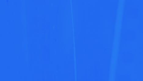 Lebendige-Abstrakte-Malerei-Blaue-Schichten-Mit-Pinselstrichen-Der-Bewegung