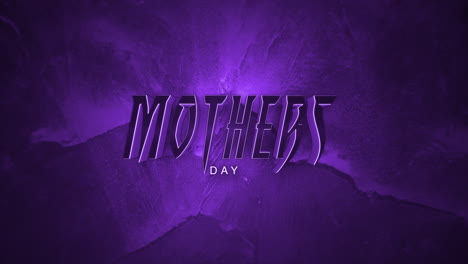 Día-De-La-Madre-En-Foco-Elegantes-Letras-Cursivas-Blancas-Sobre-Un-Fondo-Púrpura-Texturizado
