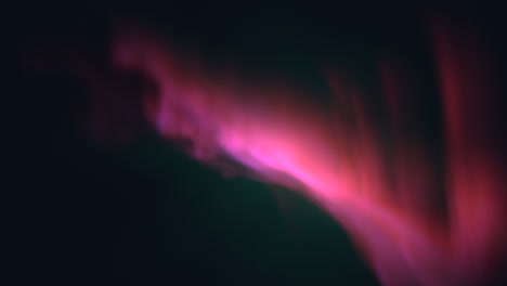 Leuchtende-Rosa-Und-Violette-Aurora-Borealis,-Die-Durch-Wolken-Scheint